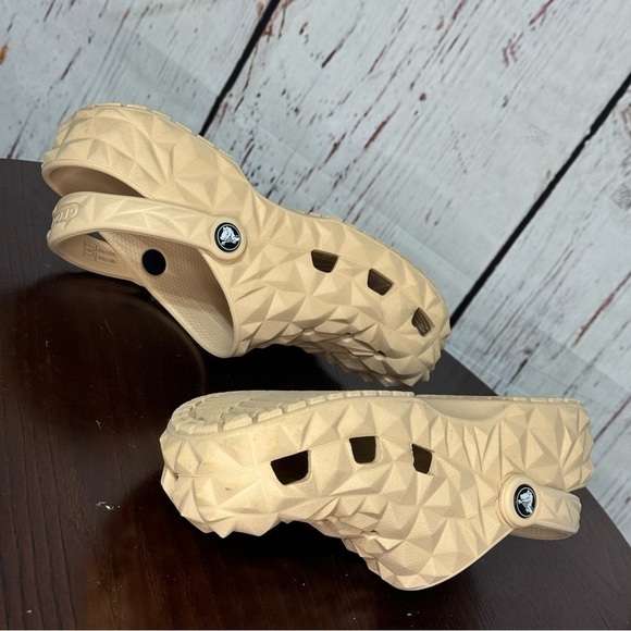 CROCS GEOMETRIC CLOG SHIITAKE nude/flesh color unisex style women’s size 7 GUC - Picture 4 of 16